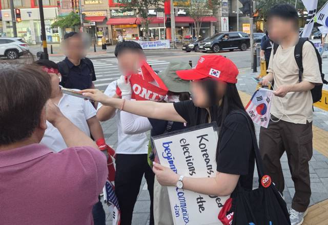 ▲극우세력 시위 참가자들이 11일 서울 대림동에 모여 주민과 취재진을 위협하고 있다. ⓒ프레시안(박상혁)