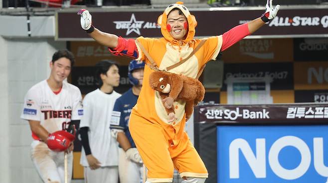 '2025 KBO 퓨처스 올스타전' 북부 올스타와 남부 올스타의 경기. 8회초 남부 공격 1사 1루 상황에서 기아 박재현이 코스튬 옷을 입고 춤을 추며 마운드에 올라서고 있다.