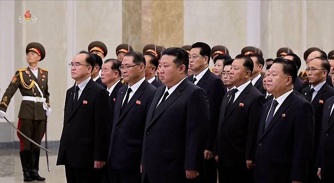 김정은 북한 국무위원장이 김일성 주석 사망 31주기를 맞아 8일 0시 금수산태양궁전을 참배했다고 조선중앙TV가 8일 보도했다. 조선중앙TV&nbsp;