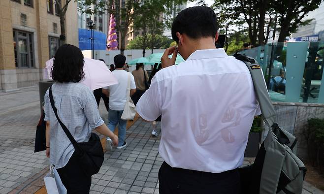 지난 8일 서울 세종대로사거리 인근에서 출근길 시민의 셔츠가 땀으로 젖어 있다. 뉴시스