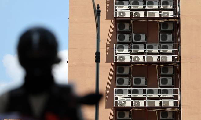 지난 9일 서울 시내 한 건물에 에어컨 실외기가 작동하고 있다. 뉴스1