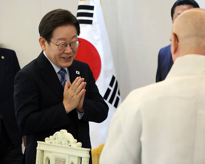 이재명 대통령이 9일 용산 대통령실에서 오찬에 참석한 종교계 지도자들과 인사하고 있다. 연합뉴스