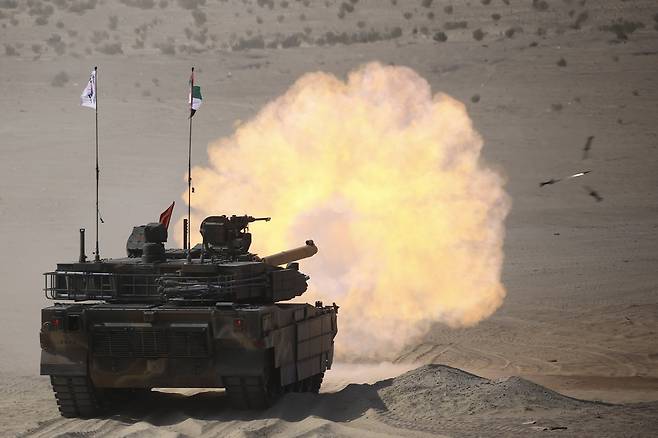 한국 육군 K-2 전차가 지난 2월 아랍에미리트(UAE)에서 열린 연합훈련에서 주포를 쏘고 있다. 세계일보 자료사진