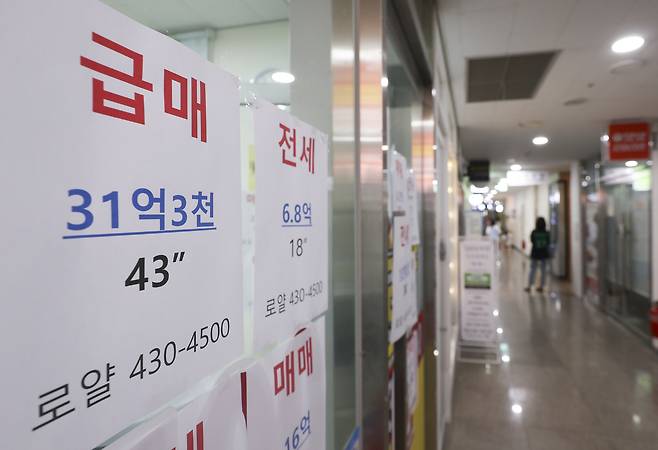 서울 시내 한 공인중개업소에 부동산 매물 정보가 붙어 있다. 최근 10년간 서울 아파트 갭투자 수익률이 크게 오른 가운데, 일부 지역에서는 수억 원대 시세차익이 발생한 것으로 조사됐다. 뉴시스
