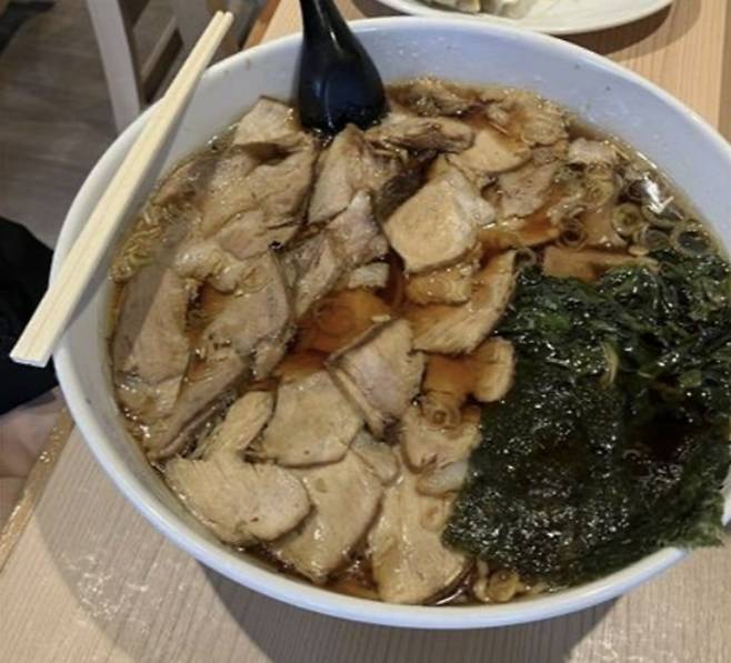 日本李シヴァシゲで総理が最近自分のエックス(X・昔のツイーター) 勘定にあげたラーメン写真. 李シヴァシゲで総理エックス勘定キャプチャ