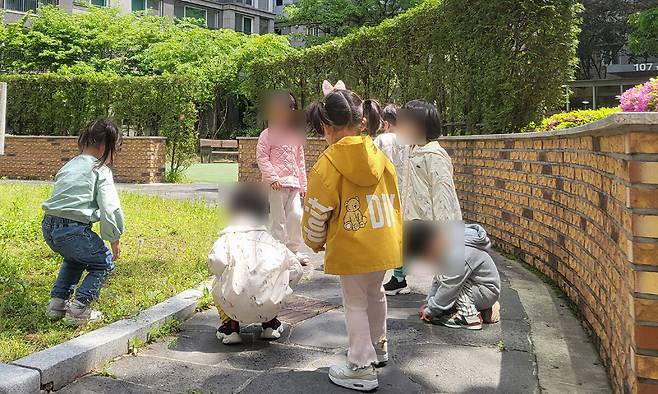 서울의 한 아파트 단지 내 어린이집 아이들이 야외에서 자유롭게 놀이를 즐기고 있다. 육아정책연구소는 영유아기에는 학원 교육보다 자발적 놀이와 상호작용 중심의 환경이 발달에 더 효과적이라고 강조한다. 양다훈 기자