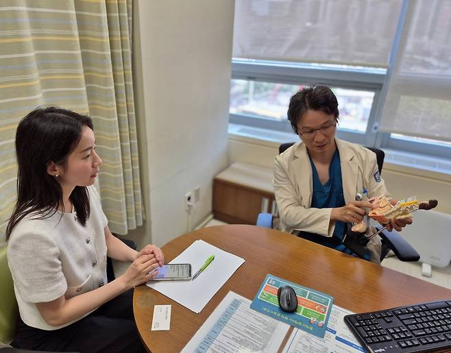 지난 10일 서울 서초구 반포동 서울성모병원 비뇨의학과 진료실에서 만난 홍성후 교수가&nbsp;전립선 모형을 들고 설명하고 있다. 서울성모병원