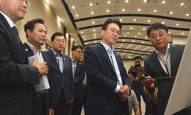 김민석(왼쪽) 국무총리가 11일 화백컨벤션센터에서 김상철(오른쪽) 경북도 APEC준비지원단장으로 부터 브리핑을 받고 있다. 경북도 제공