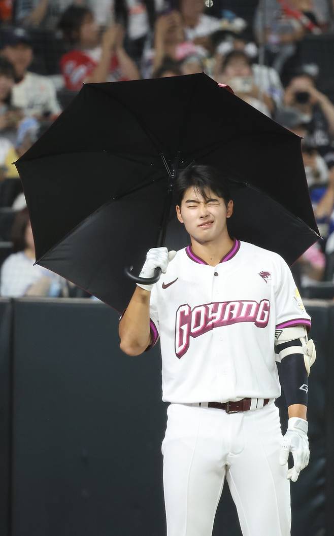 11일 오후 대전 한화생명볼파크에서 열린 '2025 KBO 퓨처스 올스타전' 북부 올스타와 남부 올스타의 경기. 6회말 북부 공격 무사 1루 상황에서 고양 심휘윤이 우산 퍼포먼스를 하며 마운드에 올라서고 있다. 연합뉴스