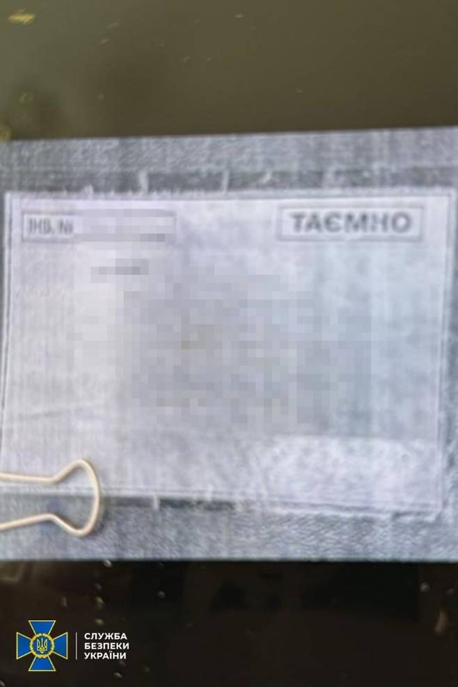 9일(현지시간) 우크라이나 보안국(SBU)은 ‘넵튠’ 미사일 생산 관련 기밀 문서를 불법 반출하려던 중국인 2명을 수도 키이우에서 체포했다고 밝혔다. 두 사람은 부자지간으로 밝혀졌다. 사진은 부자 중 아들이 우크라이나 현지인에게서 입수한 넵튠 미사일 관련 기밀 문서. 2025.7.10 SBU 자료