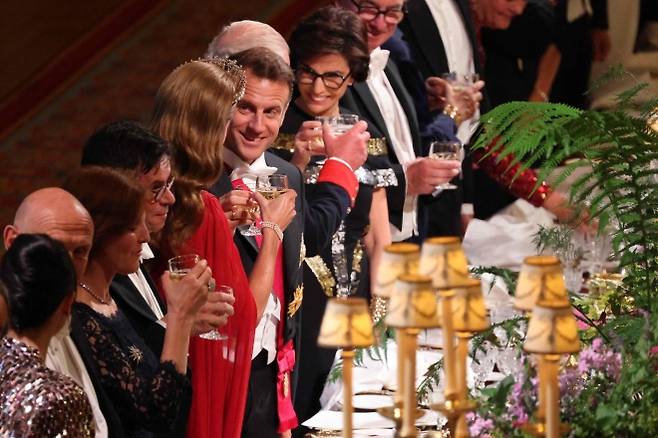 영국을 국빈 방문한 에마뉘엘 마크롱 프랑스 대통령이 8일(현지시간) 찰스 3세 영국 국왕이 윈저성에서 주최한 국빈 만찬에 참석해 옆자리에 앉은 케이트 미들턴 영국 왕세자빈과 건배하고 있다. 2025.7.9 버크셔 AFP 연합뉴스