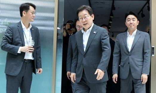 노타이 차림의 이재명 대통령과 권혁기(왼쪽) 의전비서관, 강훈식(오른쪽) 대통령 비서실장이 지난 8일 대통령실 구내 매점에서 기자들과 티타임을 마친 뒤 나오고 있다. 뉴시스