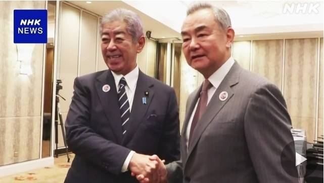 왕이 (오른쪽) 중국 외교부장과 이와야 다케시 일본 외무상. NHK 캡처