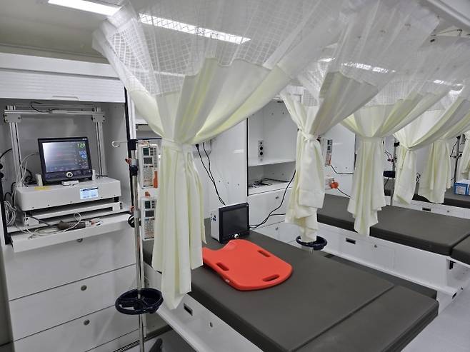 충북도내 인구감소지역 이동진료에 나서는 이동형 병원차량 내부. 충북도 제공.