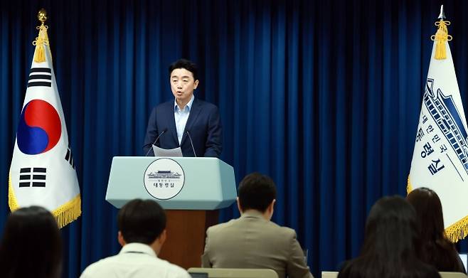 강훈식 비서실장이 11일 서울 용산 대통령실에서 문화체육관광부 장관 후보자에 최휘영 놀유니버스 대표, 국토교통부 장관 후보자에 김윤덕 더불어민주당 의원 인선 발표 브리핑을 하고 있다. 뉴시스