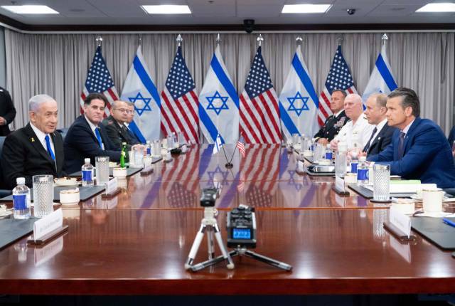 피트 헤그세스(오른쪽) 미국 국방부 장관과 베냐민 네타냐후(왼쪽) 이스라엘 총리가 9일(현지 시간) 미 워싱턴DC 국방부에서 회담을 하고 있다. AFP연합뉴스