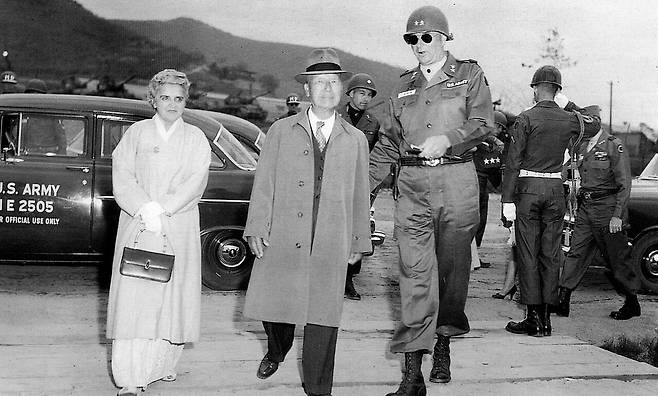 1957년 미군 7사단 창설 10주년 기념식에 참석한 이승만 대통령 부부. ⓒ연합뉴스