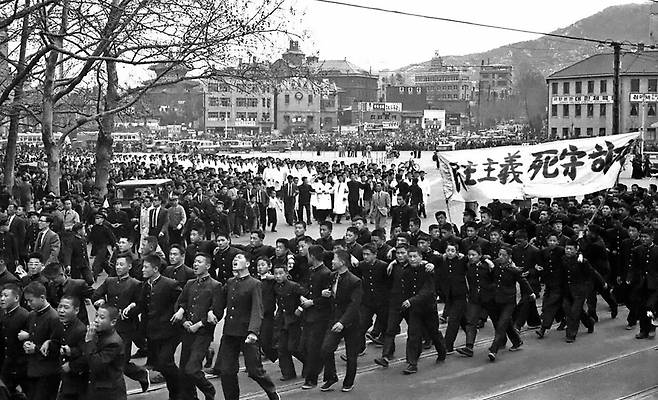 1960년 4월19일 서울시청 앞에서 고등학생들이 ‘민주주의 사수하자’라는 플래카드를 들고 가두시위를 벌이고 있다. ⓒ나무위키