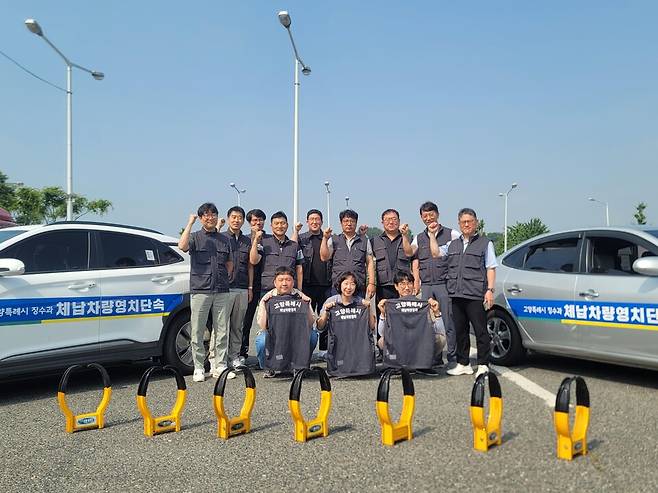 고양특례시&nbsp;체납차량 영치 전담팀이&nbsp;&nbsp;'경기도 상반기 지방세 특별징수대책 평가' 대상 수상 기념 촬영을 하고 있다.&nbsp;Ⓒ고양특례시청 제공
