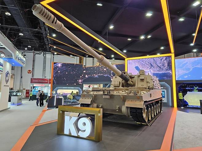 한화에어로스페이스가 3조원에 육박하는 역대 최대 규모의 유상증자를 마무리했다. 사진은 IDEX 2025에 전시된 한화에어로스페이스의 K9 ⓒ한화시스템 제공