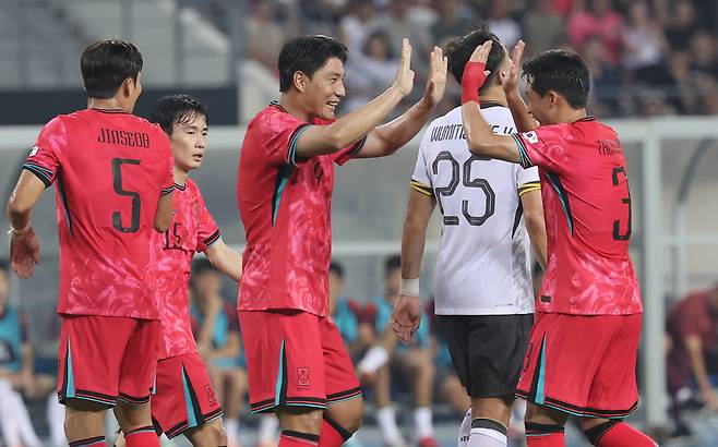 한국 주민규가 7일 동아시안컵 중국전에서 골을 넣은 뒤 기뻐하고 있다. 연합뉴스