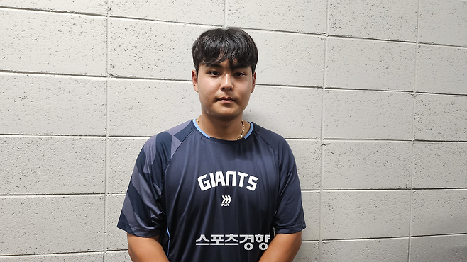 퓨처스 남부 올스타로 선정된 롯데 박재엽이 11일 대전에서 퓨처스 올스타전을 앞두고 취재진과 인터뷰하고 있다.