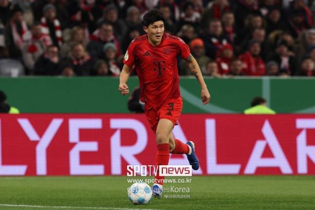 ▲ 김민재는 토마스 투헬 전임 감독의 선택을 받아 꾸준히 선발 기회를 얻었다. 하지만 겨울 이적시장을 기점으로 마타이스 더 리흐트와 에릭 다이어에게 밀리며 힘든 시기를 보냈다. 가끔 출전한 경기에서는 치명적인 실책을 저지르며 혹평을 받았다.