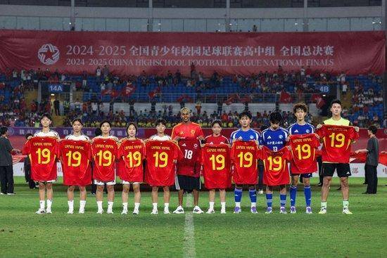 ▲ 어린 시절부터 빠르게 잠재력을 인정받은 야말은 2023년, 15세의 나이로 스페인 라리가 데뷔전을 치르며 구단 최연소 데뷔 선수라는 기록을 세웠다. 이어 성인 무대에서도 능력을 입증하며 점차 주전 자리를 꿰찬 그는 이제 명실상부한 바르셀로나의 에이스가 됐다. ⓒ 시나스포츠