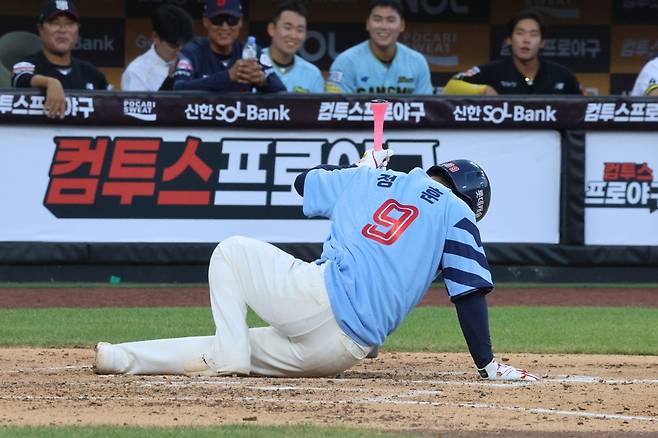 ▲ 이태경이 정훈 흉내를 내다 넘어졌다 ⓒ 연합뉴스