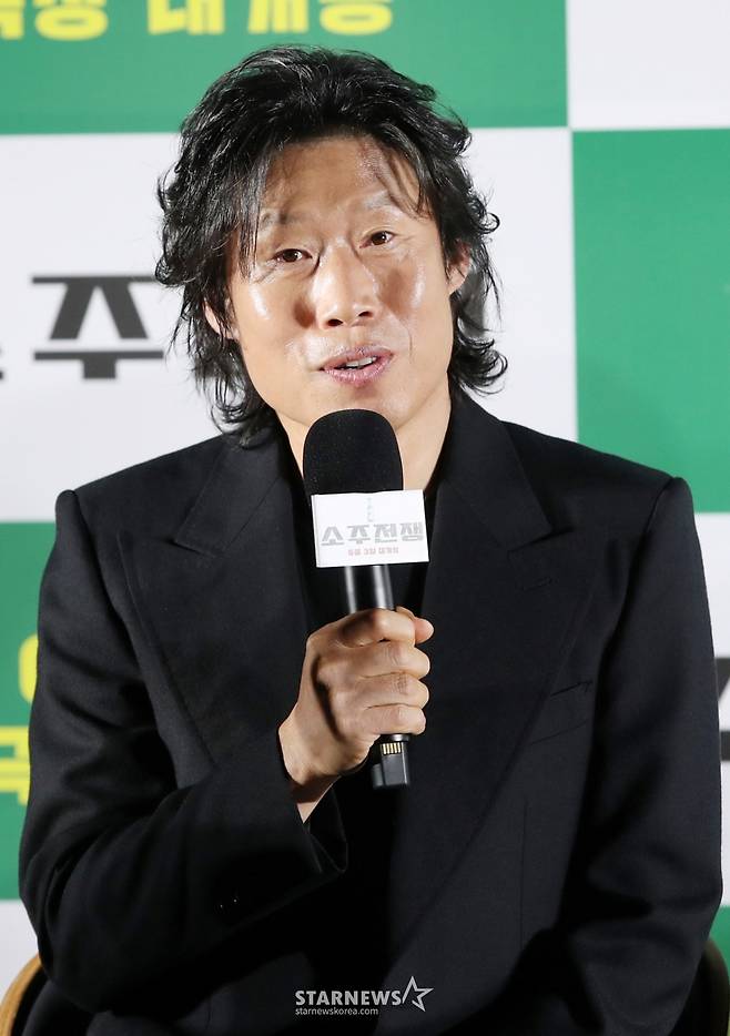 배우 유해진이 24일 오전 서울 강남구 코엑스 메가박스에서 열린 영화 '소주전쟁' (감독 최윤진) 제작보고회에 참석해 인사말을 하고 있다. /2025.04.24 /사진=김휘선 hwijpg@