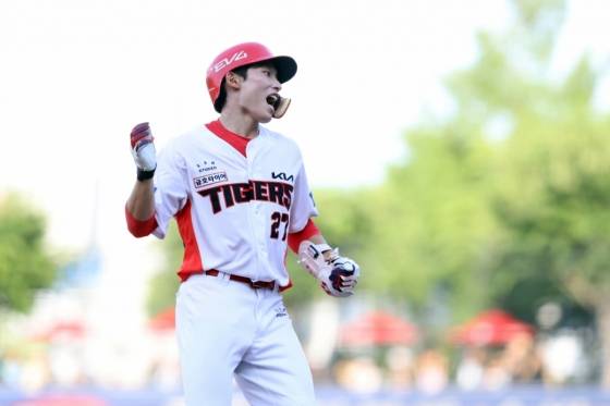 KIA 타이거즈 김호령이 5일 광주 롯데전에서 2회 솔로포를 친 뒤 기뻐하고 있다. /사진=KIA 타이거즈 제공