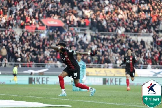 '얼음 세리머니'를 하는 린가드의 모습. /사진=한국프로축구연맹 제공