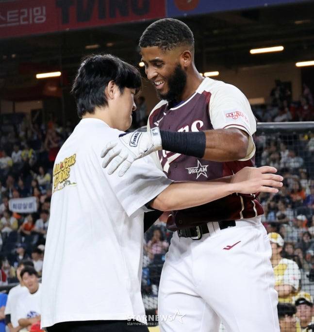 삼성 디아즈가 11일 대전한화생명볼파크에서 열린 2025KBO리그 퓨처스리그 올스타전 남부리그 대 북부리그 경기 종료후 진행된 올스타 홈런레이스에서 박동원을 꺾고 우승한 후 볼을 던져준 이우일 매니저와 포옹하고 있다. /사진=강영조 선임기자