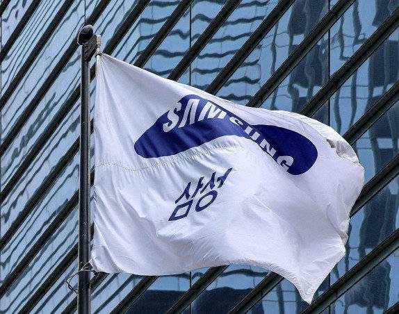 서울&nbsp;삼성전자&nbsp;서초사옥에&nbsp;회사 깃발이 휘날리고 있다. 동아DB