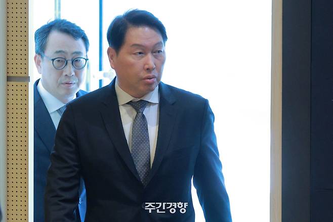 최태원 SK그룹 회장과 유영상 SK텔레콤 대표이사가 지난 5월 7일 서울 중구 SKT타워에서 열린 ‘SKT 해킹 사태’ 기자회견에 입장하고 있다. 서성일 선임기자