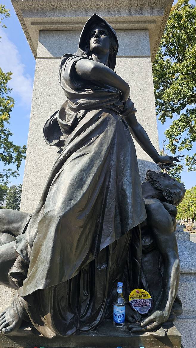 헤이마켓 순교자들을 추모해 그들의 묘지에 세워진 추모비 / 손호철 제공