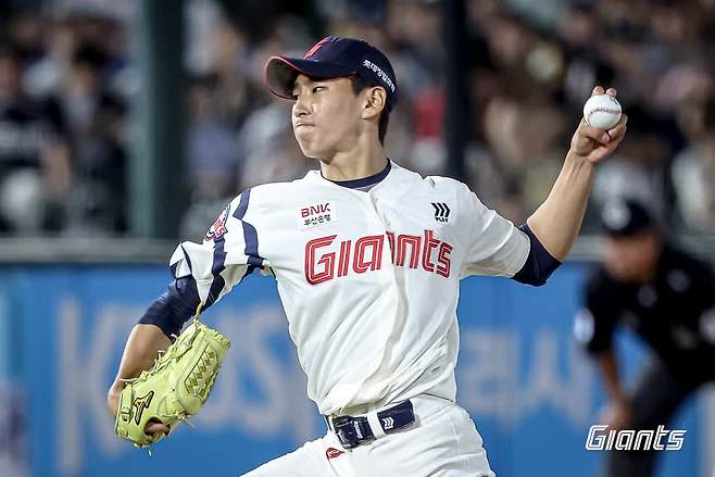 롯데 자이언츠 고졸루키 좌완 이영재가 10일 부산 사직야구장에서 열린 2025 신한 SOL Bank KBO리그 두산 베어스와의 팀 간 12차전에서 1군 무대 데뷔전을 치렀다. 사진 롯데 자이언츠