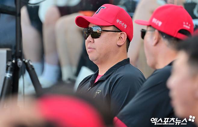 9일 오후 대전 한화생명 볼파크에서 열린 '2025 신한 SOL Bank KBO리그' KIA 타이거즈와 한화 이글스의 경기, KIA 이범호 감독이 경기를 지켜보고 있다. 엑스포츠뉴스 DB