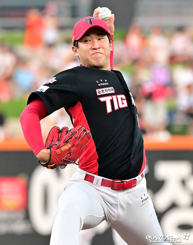 8일 오후 대전 한화생명 볼파크에서 열린 '2025 신한 SOL Bank KBO리그' KIA 타이거즈와 한화 이글스의 경기, 1회말 KIA 선발투수 윤영철이 공을 힘차게 던지고 있다. 엑스포츠뉴스 DB