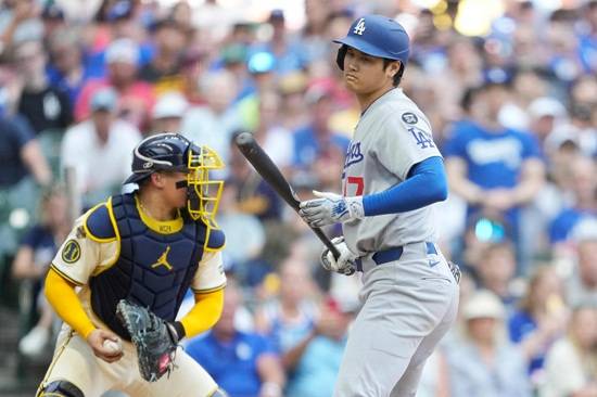 일본 언론이 LA 다저스 오타니 쇼헤이의 이도류 복귀 뒤 타격 부진과 팀 추락에 대한 부진을 강하게 지적했다. 오타니의 지명 타자 자리를 다른 베테랑 타자들에게 양보해야 한단 주장까지 나왔다. 연합뉴스