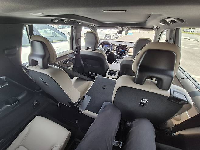 XC90 2열을 앞으로 당기고 3열에 앉은 모습 [촬영 홍규빈]