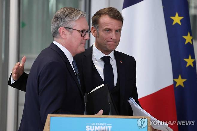 공동 기자회견 하는 스타머 총리(왼쪽)와 마크롱 대통령  [AFP 연합뉴스]