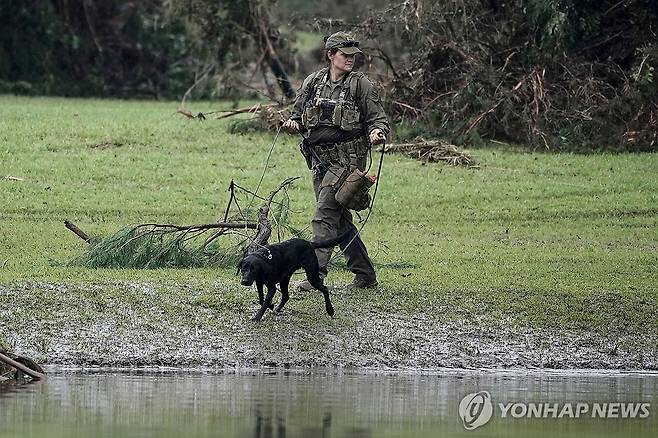 미 텍사스주 커 카운티의 강변을 살피고 있는 수색대 [EPA=연합뉴스. 재판매 및 DB 금지]