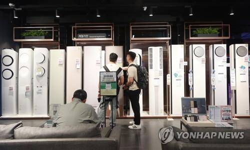날은 덥고 전기료는 걱정되고 2023년 5월28일 서울의 한 가전제품 매장에서 에어컨을 살펴보는 시민들[연합뉴스 자료사진]