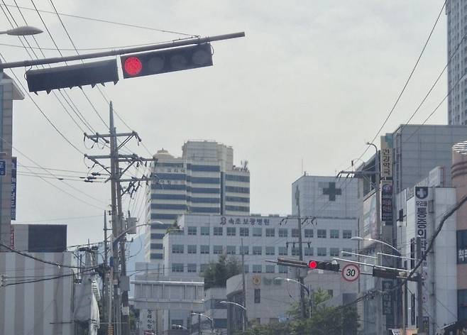 상향된 속초 시내 신호등 [촬영 류호준]