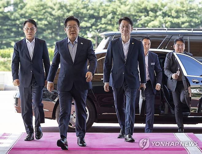 이재명 대통령의 출근 (서울=연합뉴스) 한상균 기자 = 이재명 대통령이 11일 용산 대통령실로 출근하고 있다. 2025.7.11 [대통령실통신사진기자단] xyz@yna.co.kr