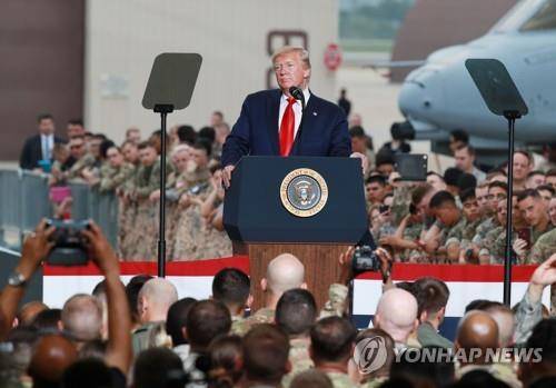 주한미군 기지 찾은 트럼프 대통령  도널드 트럼프 미국 대통령이 2019년 6월 30일 경기도 평택시 주한미군 오산공군기지에서 열린 장병 격려 행사에서 연설하는 모습. [연합뉴스 자료사진]