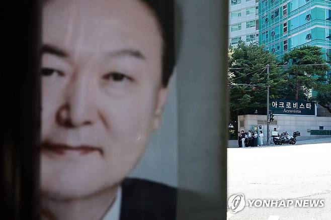 해병특검, 'VIP 격노설' 윤석열 전 대통령 사저 압수수색 (서울=연합뉴스) 신현우 기자 = 채상병 사건 수사방해 의혹을 수사하는 이명현 순직해병 특검팀이 11일 수사외압 의혹의 '정점'으로 지목된 윤석열 전 대통령에 대한 압수수색에 나섰다. 사진은 이날 서울 서초구 윤 전 대통령 사저. 2025.7.11 nowwego@yna.co.kr