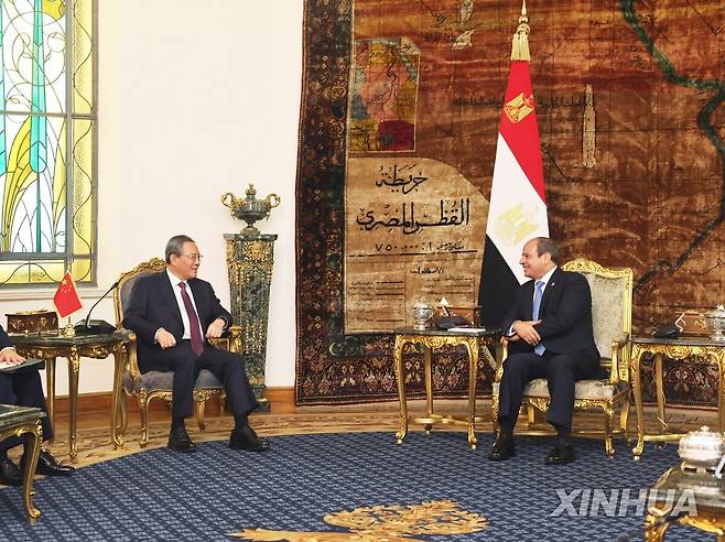 리창 중국 국무원 총리와 엘시시 이집트 대통령 회담 (신화=연합뉴스) 10일(현지시간) 이집트 카이로를 방문한 리창(왼쪽) 중국 국무원 총리가 압델 파타 엘시시 이집트 대통령과 회담하고 있다. 2026.7.10