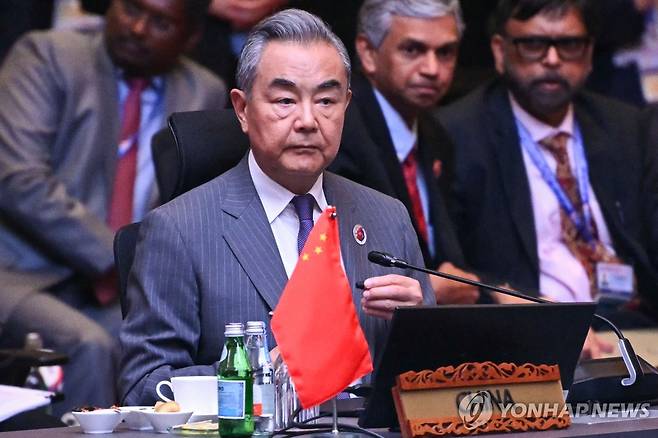 왕이 중국공산당 중앙외사판공실 주임 (쿠알라룸푸르 AFP=연합뉴스) 11일 말레이시아 쿠알라룸푸르에서 열린 동아시아 정상회의(EAS) 외교장관회의에 참석한 왕이 중국공산당 중앙외사판공실 주임(외교부장 겸임). 2025. 7.11